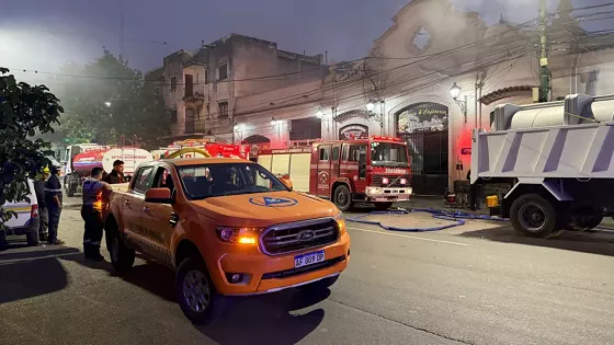 Intenso operativo de sofocamiento de un incendio estructural en el mercado San Miguel