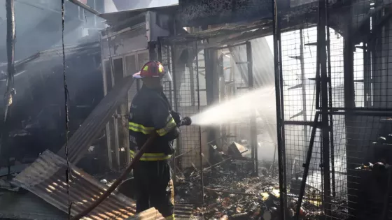 Incendio en el mercado San Miguel: Sáenz recorrió la zona afectada y se solidarizó con los puesteros