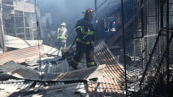 Incendio en el mercado San Miguel: Sáenz recorrió la zona afectada y se solidarizó con los puesteros