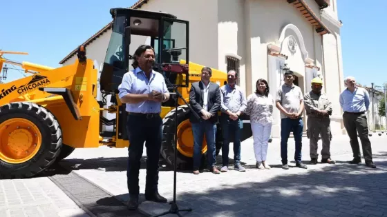 Para seguir fortaleciendo la infraestructura urbana en Chicoana, Sáenz entregó nueva maquinaria