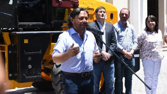 Para seguir fortaleciendo la infraestructura urbana en Chicoana, Sáenz entregó nueva maquinaria