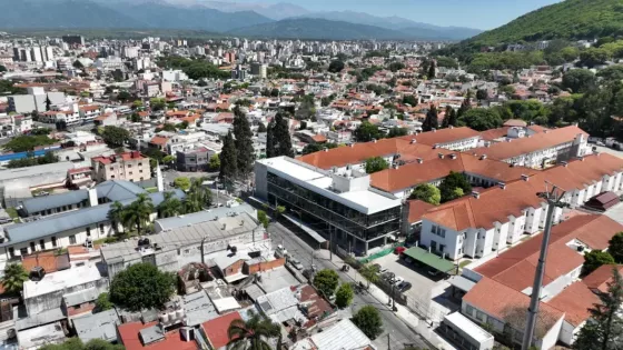 Sáenz supervisó las obras del hospital San Bernardo: “Trabajamos para convertirlo en un ícono de la salud del NOA y NEA”