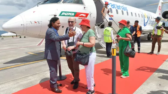 Gustavo Sáenz recibió el primer vuelo Salta – Asunción, la tercera ruta internacional de la provincia