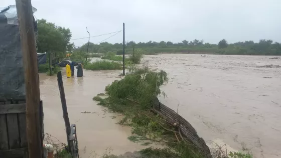 La Policía asistió a vecinos afectados por el temporal en San Lorenzo