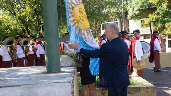 Al conmemorarse el 213° aniversario de la Bandera, reemplazaron los pabellones de Casa de Gobierno