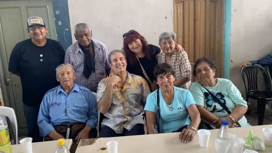 Personas mayores disfrutaron de un multitudinario festejo de carnaval en Campo Quijano