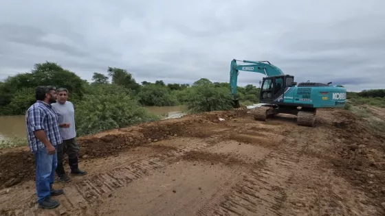 El Gobierno trabaja en el alteo del terraplén de contención del río Pilcomayo