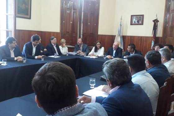 La ministra Berruezo y su equipo mantuvieron una reunión con senadores provinciales