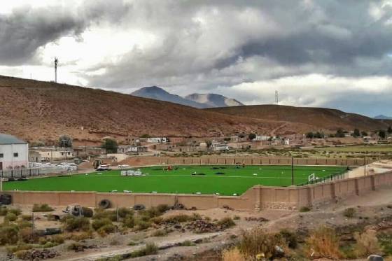 San Antonio de los Cobres inaugura la primera cancha de césped sintético de la puna salteña