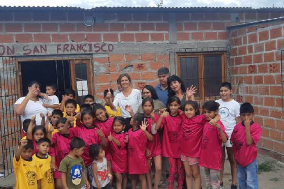 Entrega de camisetas al merendero San Francisco