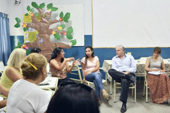 El ministro Cánepa se reunió con docentes de la zona sudeste capitalina