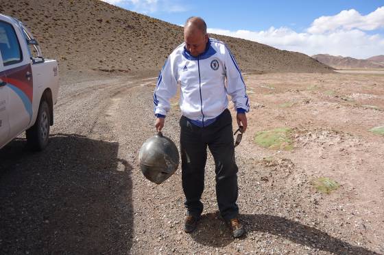 Técnicos de la Secretaría de Minería hallaron en la Puna un objeto caído del espacio