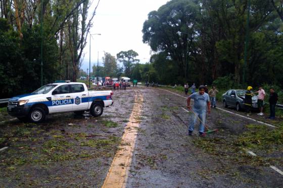 Seguridad asiste a los damnificados por el temporal en Metán