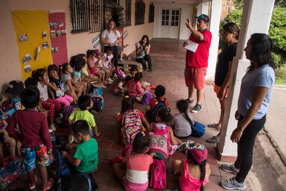 Niños de la Colonia de Vacaciones aprenden lenguaje de señas