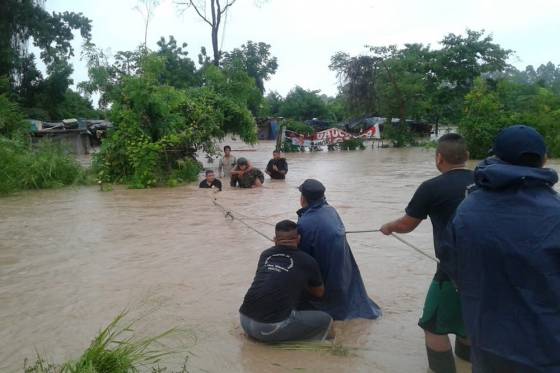 La policía realiza intensas tareas de asistencia por el temporal en Orán y Tartagal