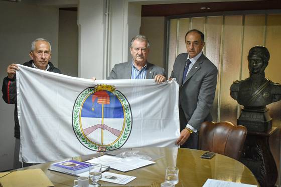 Historiadores presentaron al Vicegobernador una réplica de la Bandera Nacional de la Libertad Civil