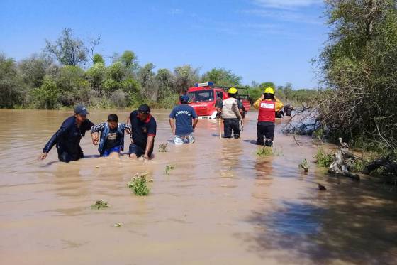 Defensa Civil trabaja en la asistencia a familias afectadas en Rivadavia Banda Sur