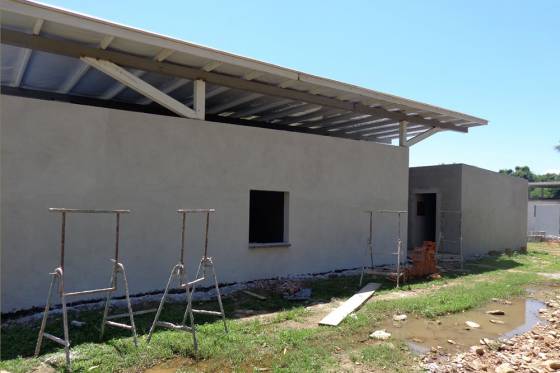 El Gobierno construye un nuevo edificio de nivel medio con albergue en Los Naranjos