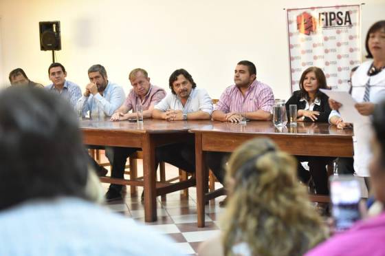 Sáenz se reunió con docentes autoconvocados en el Foro de Intendentes