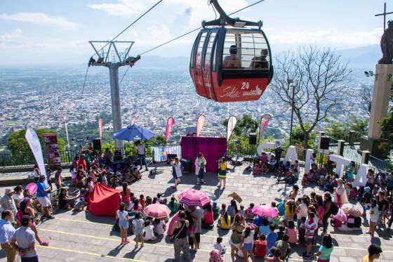 Fiesta de inicio de clases en el Cerro San Bernardo