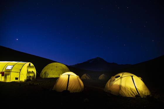 Turismo aventura en un campamento base en el Llullaillaco