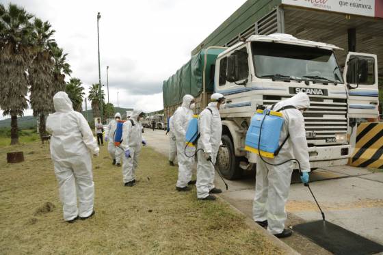 Por la emergencia sanitaria se fumigan colectivos y camiones en el ingreso a Salta