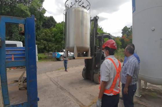 La firma Arca Continental colaboró con el traslado de un tanque de oxígeno hasta el hospital Papa Francisco