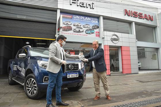 Fiani Automotores entregó al Gobierno una camioneta Nissan para el trabajo sociosanitario