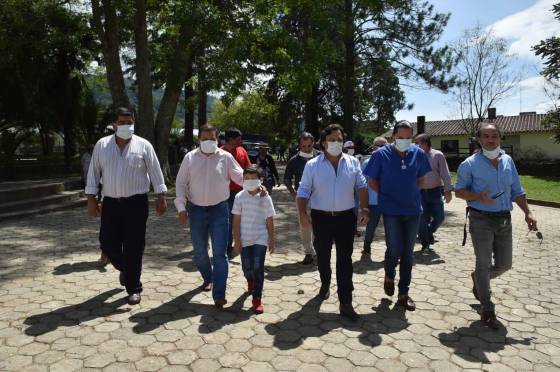 Sáenz visitó Los Toldos y anunció que desde el jueves recibirá asistencia vía terrestre