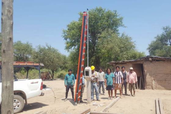 Las familias de El Larguero tienen luz en sus casas y en las calles del pueblo