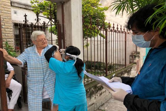 Educación sanitaria y vacunación casa por casa en barrios de la capital