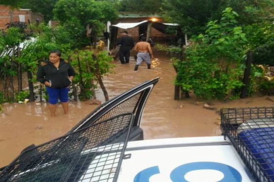 Seguridad asistió a familias afectadas por las intensas lluvias en Anta