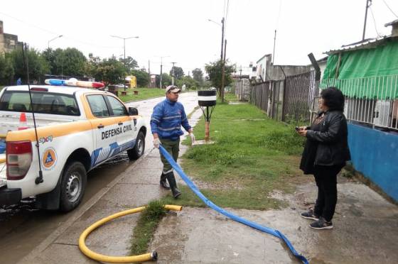 Intenso trabajo de Defensa Civil en barrios de Salta por la lluvia