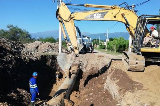 Intensifican trabajos para restablecer el servicio de agua potable en distintos barrios de la ciudad