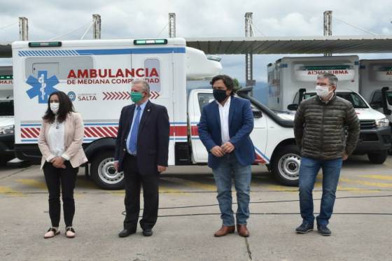 Sáenz entregó 10 ambulancias para el sistema de salud del interior