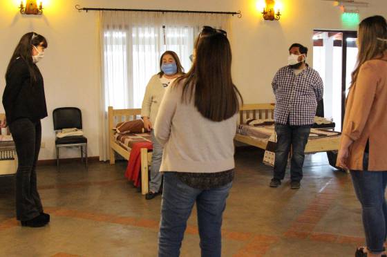 Preparan un albergue para adultos mayores en el salón del Colegio de Magistrados