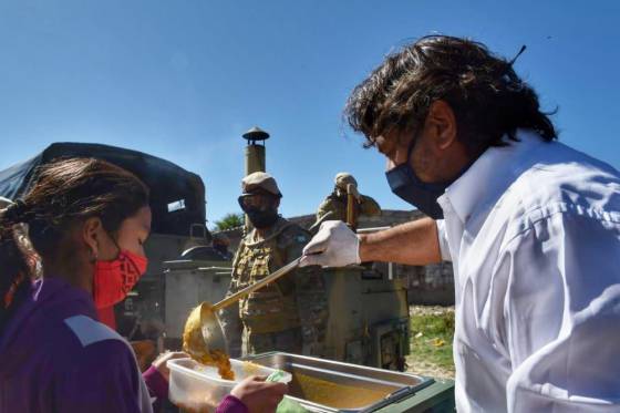 En barrio 15 de Septiembre el gobernador Sáenz supervisó la entrega de 300 viandas de comida