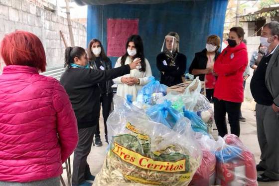 Entregaron mercadería, abrigo, vajilla y barbijos para el comedor de abuelos de barrio Solidaridad