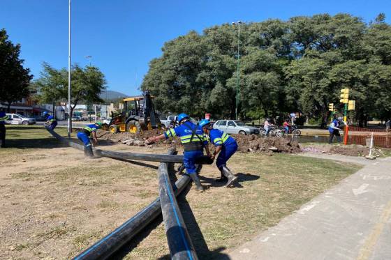 Aguas del Norte reparó la red y habilitó el tránsito en Hipólito Yrigoyen y San Martín