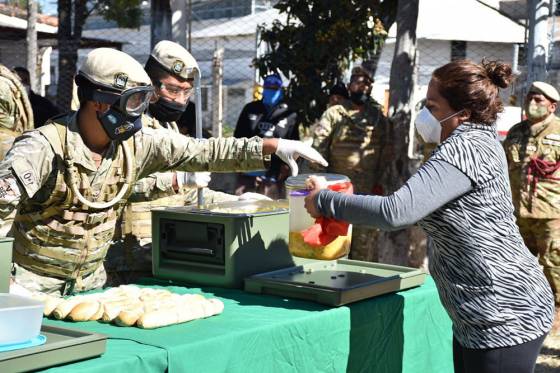 En una acción comunitaria conjunta se distribuyó locro en barrios salteños