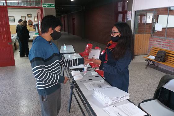 Educación entregó becas para apoyar la finalización del secundario