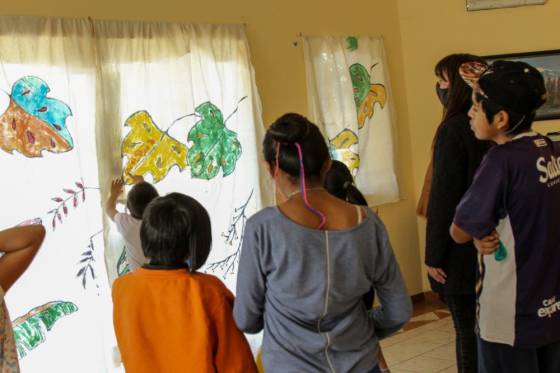 Chicos y chicas transforman su hogar a través del arte