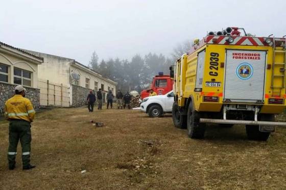 Intenso trabajo de Defensa Civil para combatir el incendio forestal en Orán