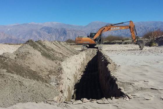 Comenzaron los trabajos de limpieza y encauzamiento del río Chuscha en Cafayate