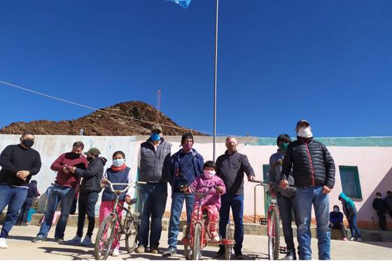 Entregaron bicicletas, útiles escolares e insumos domésticos a niños de una escuela de la Puna