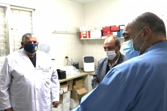 El ministro Ricardo Villada visitó el laboratorio de virología del hospital Señor del Milagro