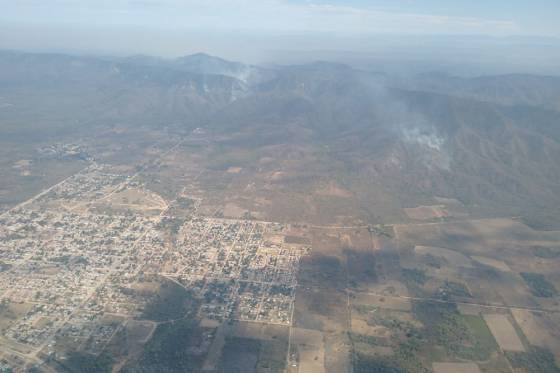 Defensa Civil coordina acciones preventivas en un incendio forestal en Aguaray