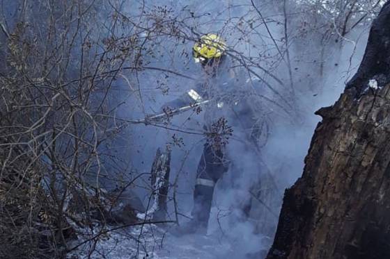 Se realizan tareas de enfriamiento tras el incendio forestal en La Caldera