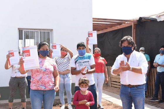 ”Estamos cambiando la realidad de los salteños”, dijo Sáenz en la entrega de 15 viviendas de Las Lajitas