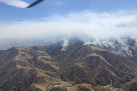 Se realizó un sobrevuelo de reconocimiento en un incendio forestal en San Lorenzo